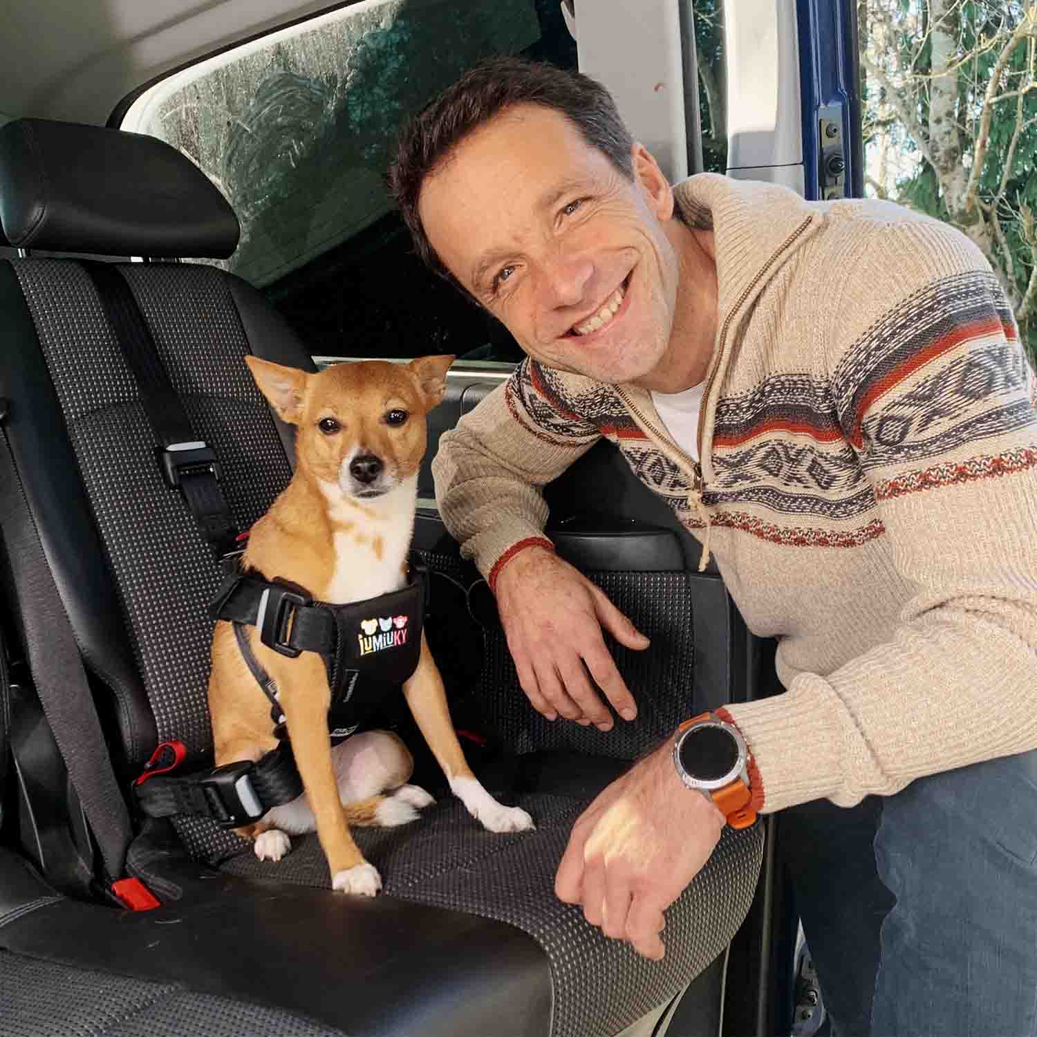 Retrato de un hombre y su mascota portando arnés de viaje Iumiuky Travel fix