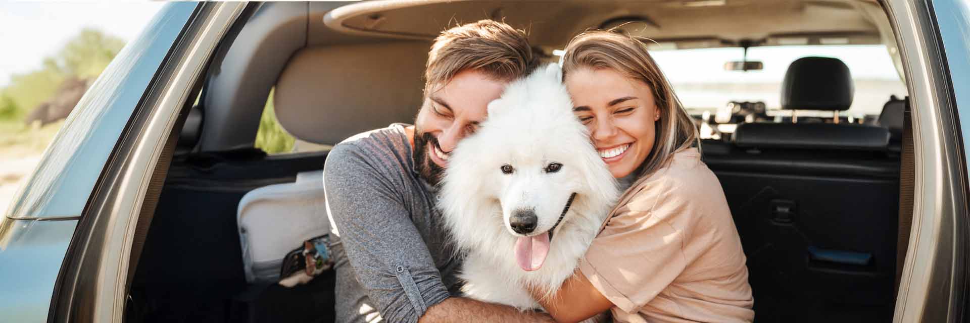 Pareja abrazando a su perro